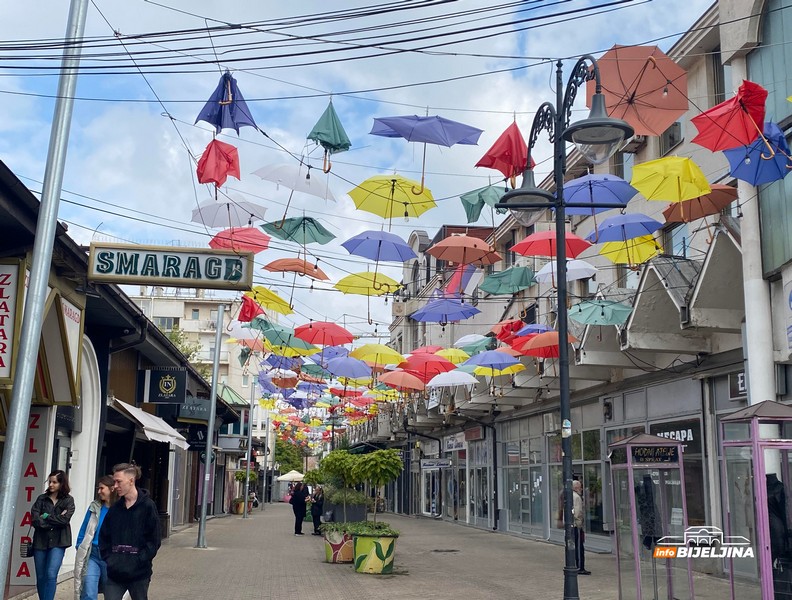 Ulica kišobrana u Bijeljini postala ruglo: 