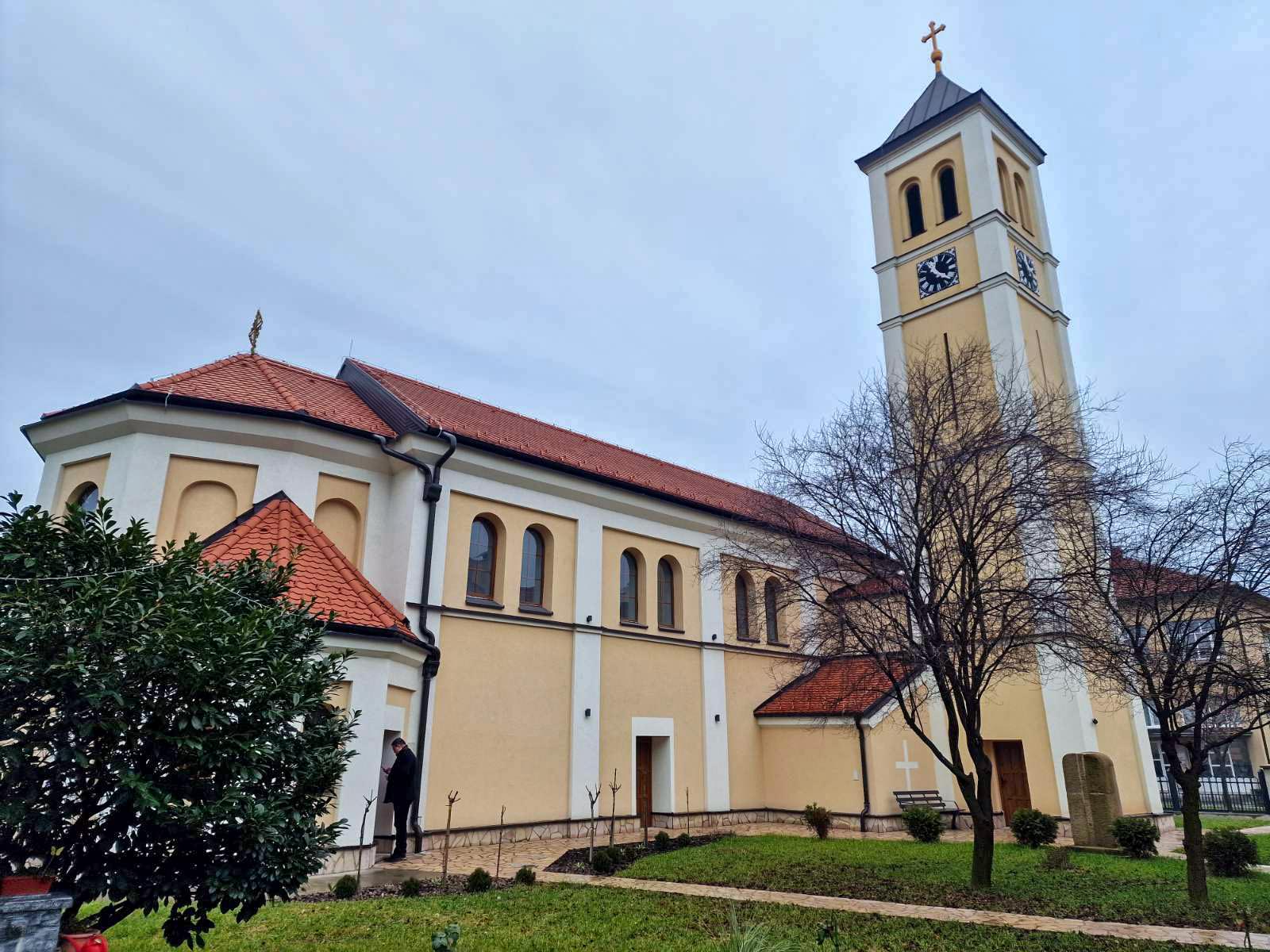 Katolici u Bijeljini proslavljaju Božić: Suština je širiti ljubav i toleranciju (FOTO)