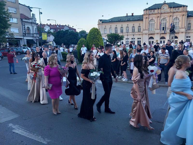 Bijeljina: Maturanti Ekonomske škole u defileu ulicama grada (FOTO)