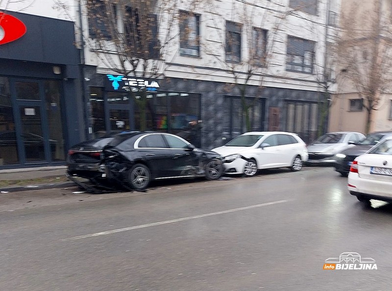 Karambol u Bijeljini: Pežoom slupao četiri parkirana vozila (FOTO)