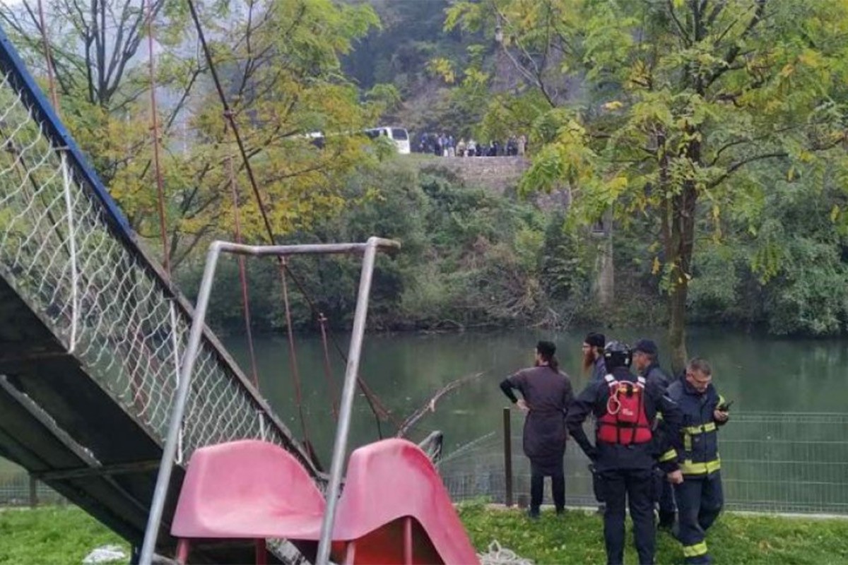 NESREĆA U SRBIJI Pukao viseći most, turisti iz BiH završili u nabujaloj Moravi, ima preminulih