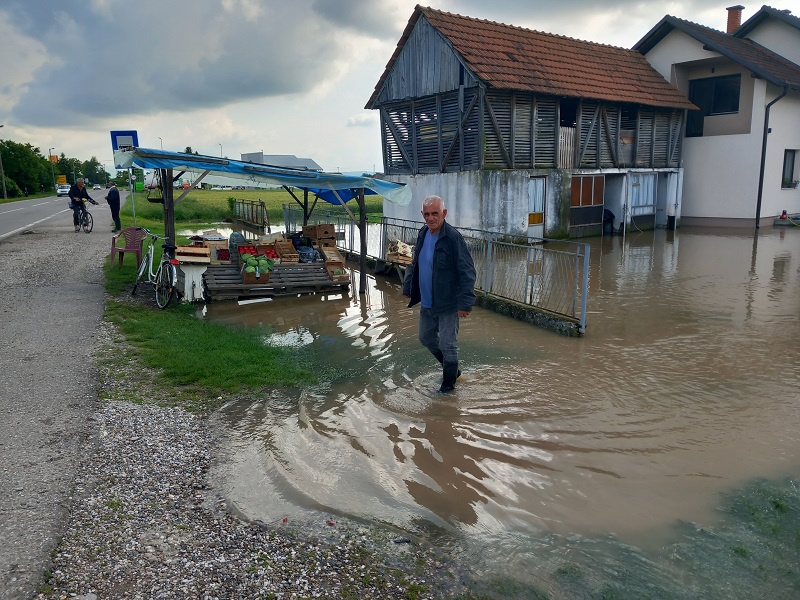 U Kojčinovcu voda teče kroz dvorište Rajka Tomića (FOTO, VIDEO)