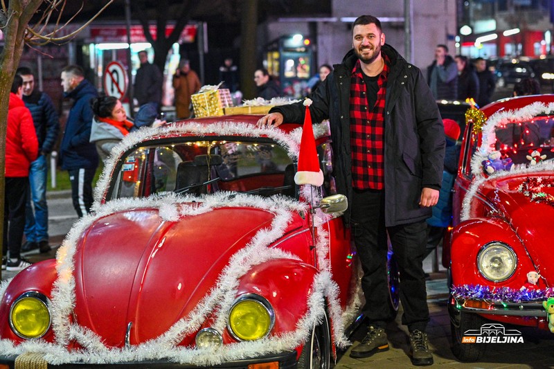 Bijeljina: I oldtajmeri u novogodišnjem ruhu – izložba starih automobila upotpunila Zimski korzo (FOTO)