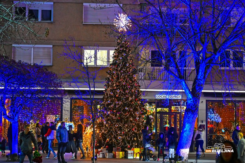 Zimska čarolija stigla u Bijeljinu: Centar grada odiše pretprazničnim raspoloženjem (FOTO)