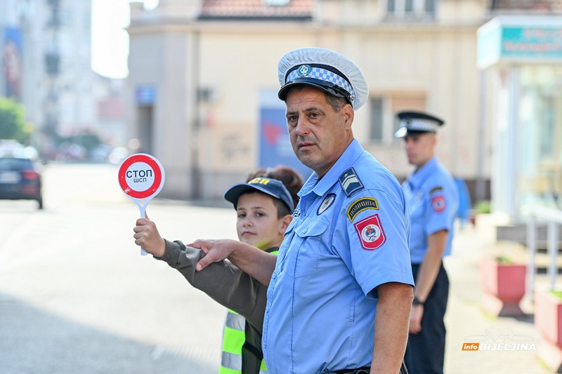 Bijeljinski policajci obučavali mališane saobraćajnim propisima (FOTO)