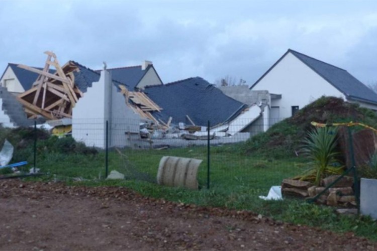 Snažna oluja pogodila Zapadnu Evropu, pola miliona kuća bez struje