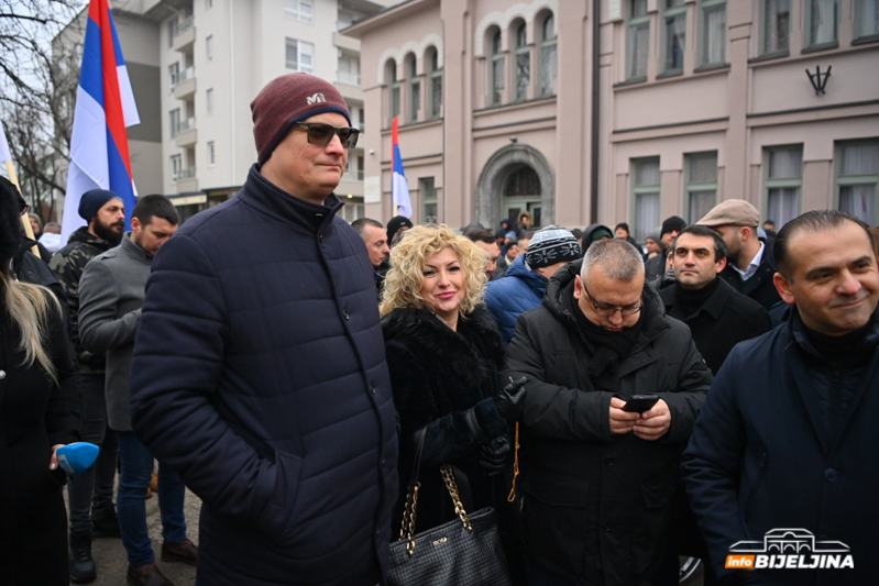 Ulica zatvorena, stigli policajci: Protestuju i ispred Tužilaštva zbog hapšenja Petrovića (FOTO)