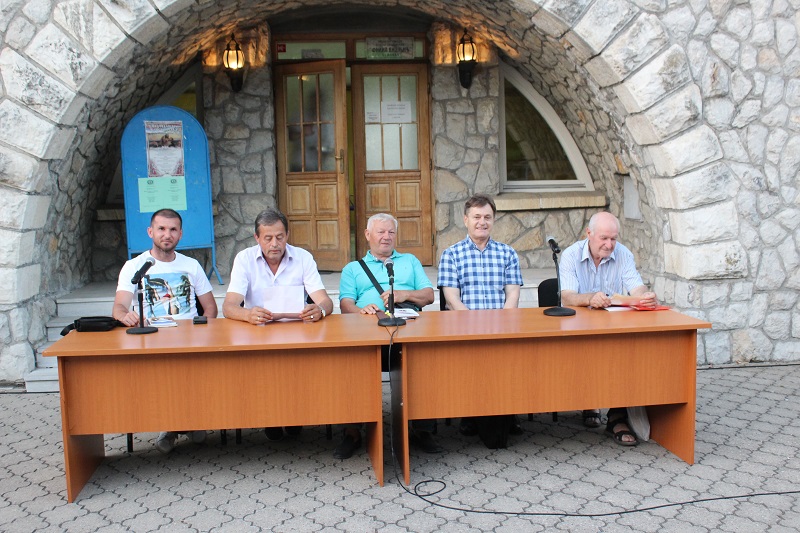 Ugljevik: Održano veče humora, satire i aforizama (FOTO)