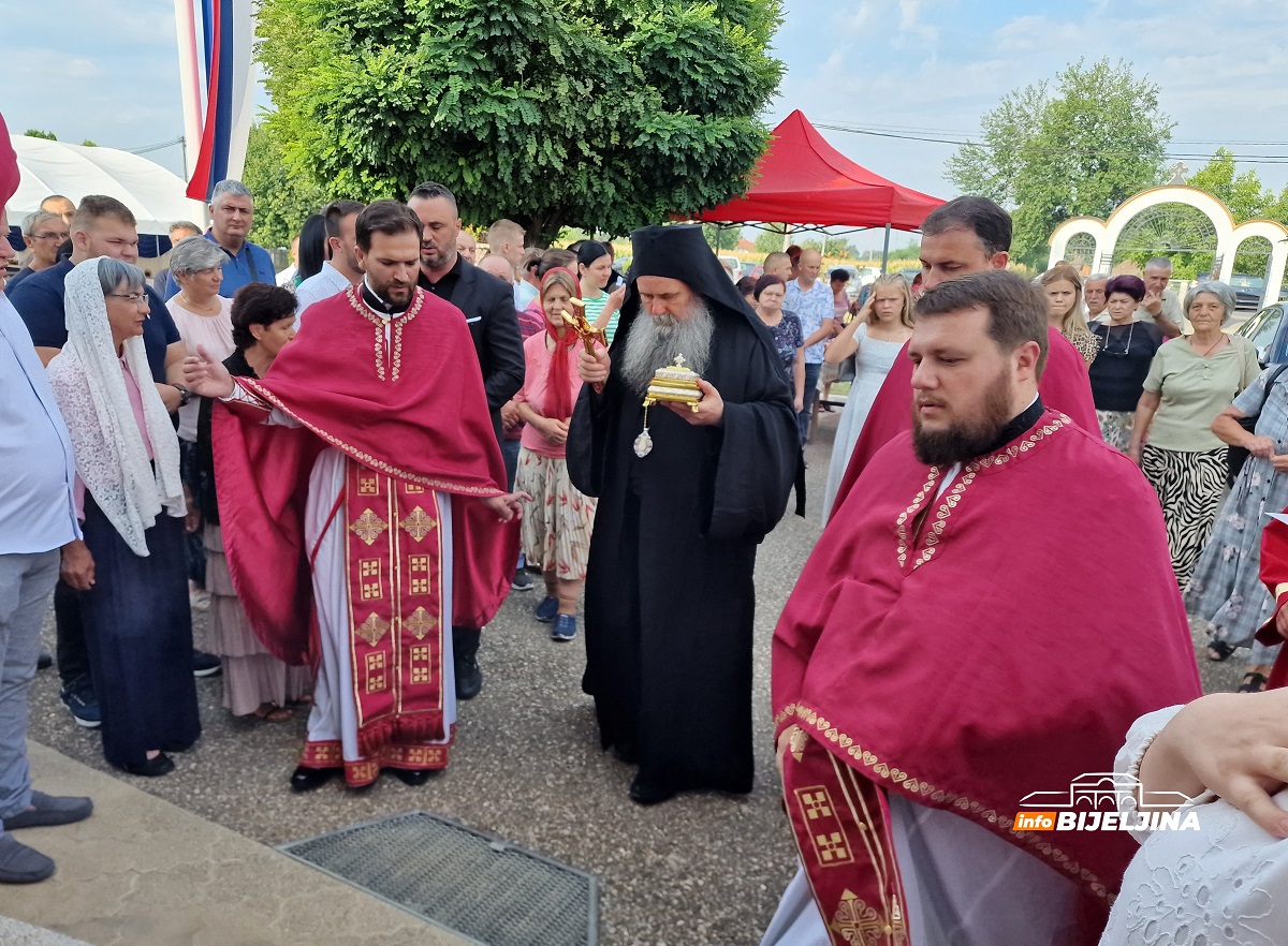 EPISKOP FOTIJE DONIO MOŠTI SVETE MARINE U LJESKOVAC Kumovale sestre Filipović, njihovom ocu odlikovanje