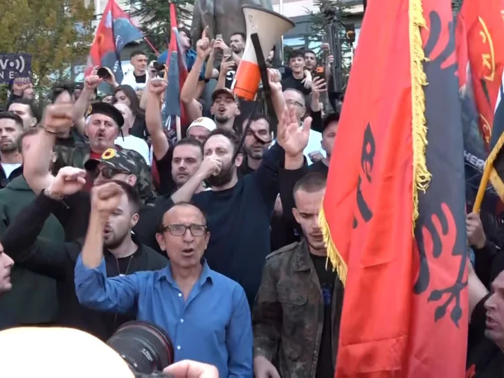 Haos u Prištini: Pristalice tzv. OVK razbijaju prozore na zgradi vlade privremenih institucija