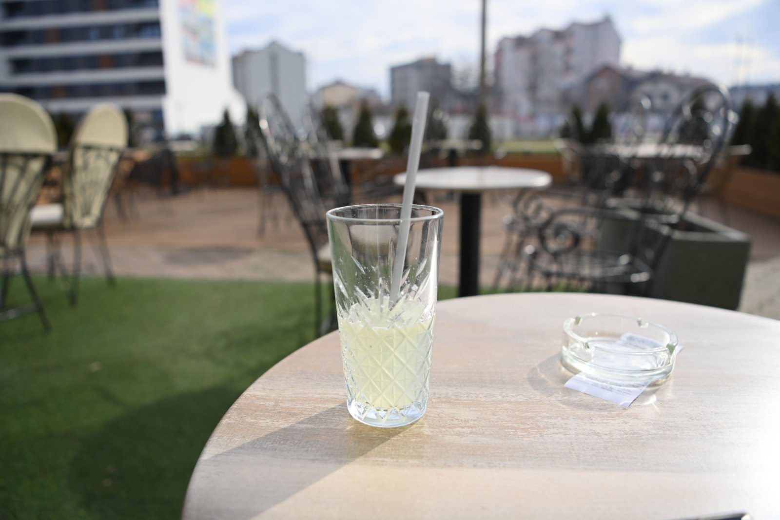 Bijeljina: Bašte kafića već otvorene, najhrabriji piju kafu napolju (FOTO)