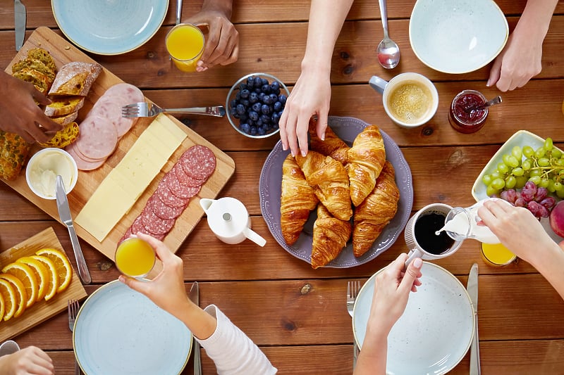 Šest navika tokom doručka koje usporavaju vaš metabolizam