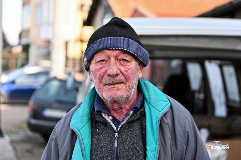 Ševko godinama prodaje kreč kod stare Željezničke u Bijeljini: „Više izađem da popričam s ljudima, nego što zaradim“ (FOTO)