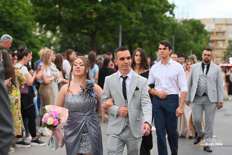 Maturanti Poljoprivredne i medicinske škole Bijeljina zablistali gradskim ulicama (FOTO)