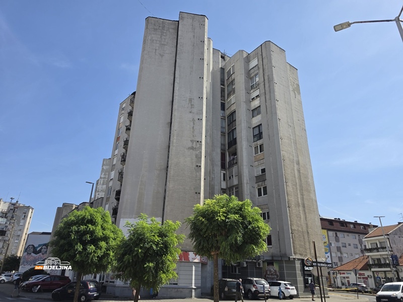 Bijeljina: Dio trotoara okružen žutom trakom nakon obrušavanja fasade (FOTO)
