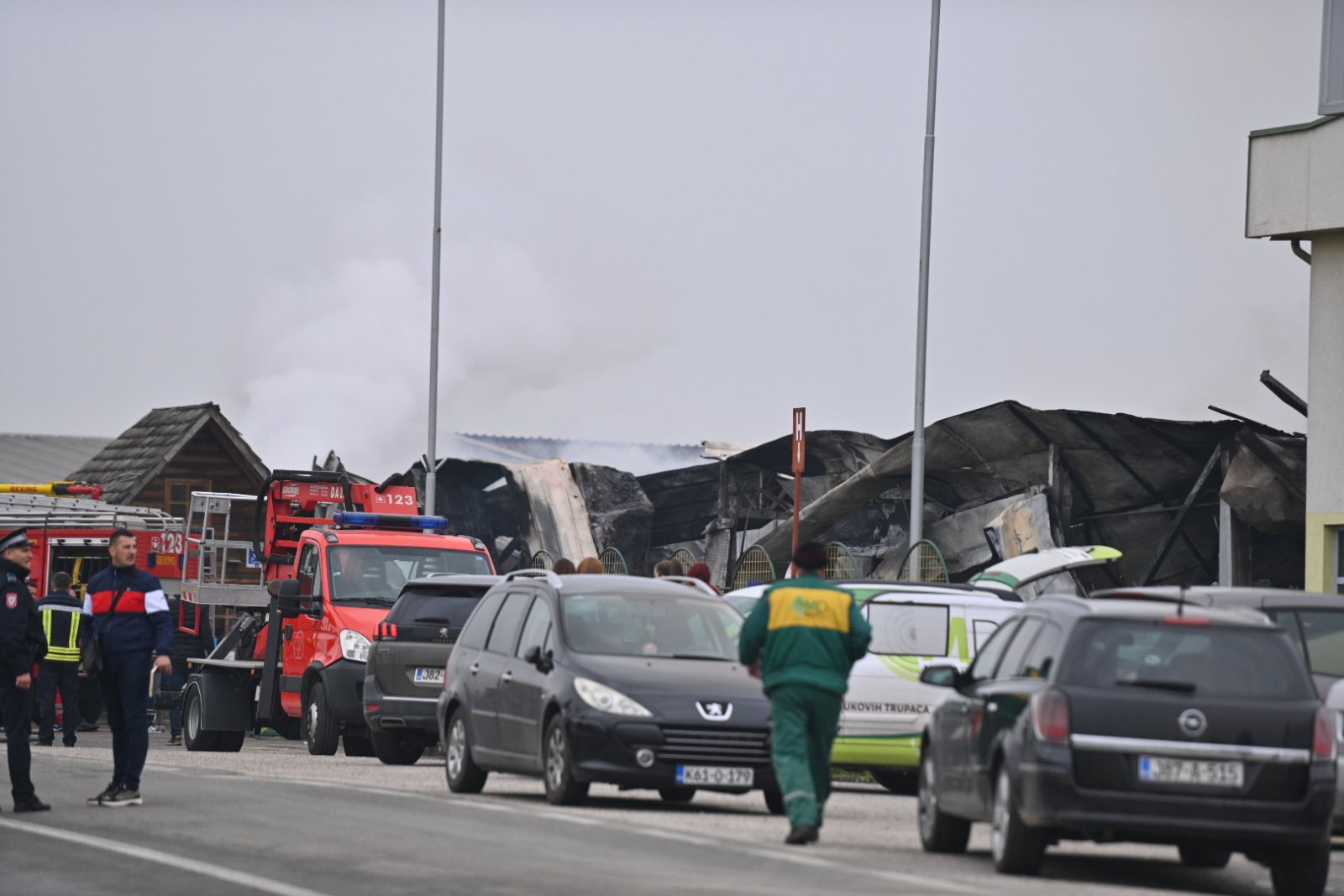 Požar u Bijeljini: Izgorjelo nekoliko proizvodnih hala (FOTO)