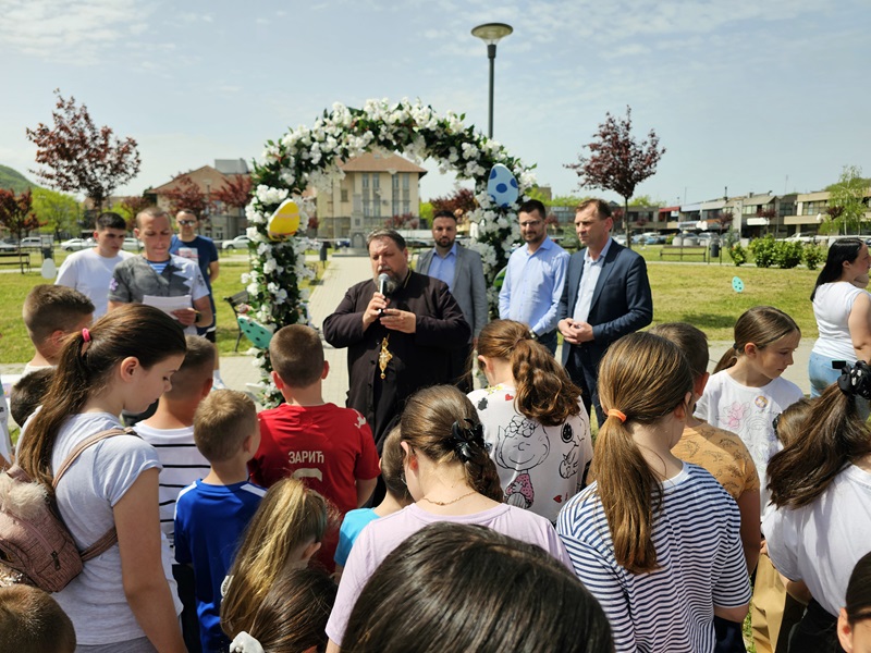 Vaskršnja radost u Ugljeviku: 220 mališana učestvovalo u potrazi za jajima /FOTO/