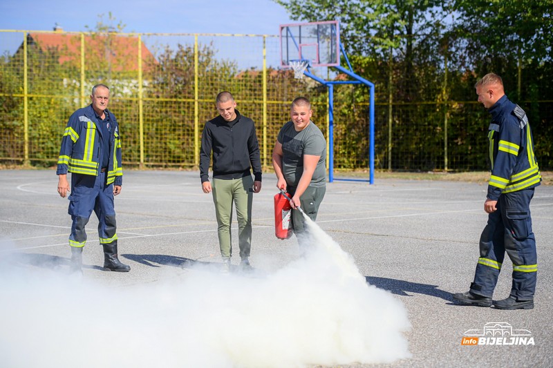 U školi u Bijeljini održana vježba: Ekspesna reakcija ljekara, vatrogasaca, policije... (FOTO)