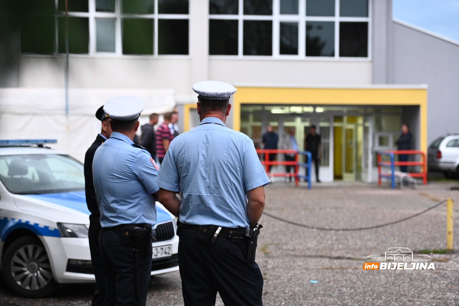 U Bijeljini počela podjela biračkog materijala, do ujutru će ga čuvati policija (FOTO)