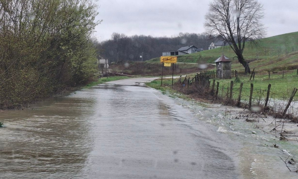 Ugljevik: Neprohodan lokalni put, na drugom se voda izliva na kolovoz (FOTO)