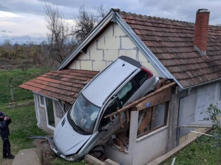 Automobil završio na kući