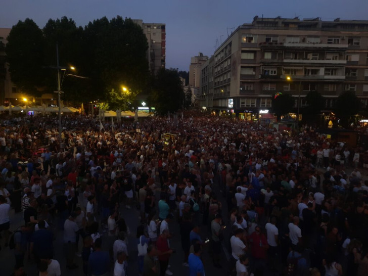 Protest u Užicu: Građani probili kordon policije