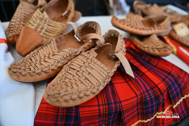 Mira iz Laktaša jedina u BiH izrađuje opanke, a napravila je i jednu zanimljivu kombinaciju! (FOTO)