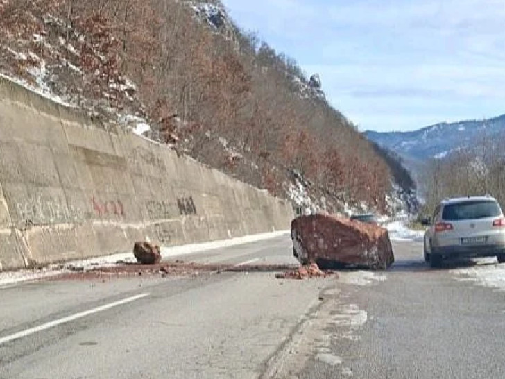 Izbjegnuta tragedija: Stijena teška nekoliko tona pala na put
