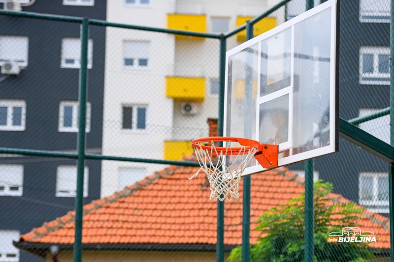 I gradonačelnik zaigrao košarku: Mališani u Vidovdanskoj dobili savremeni teren (FOTO)