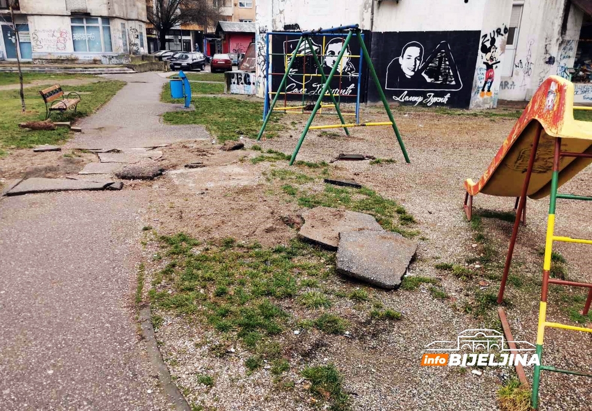 Ruglo u centru Bijeljine, pješačka STAZA MJESECIMA RASKOPANA (FOTO)