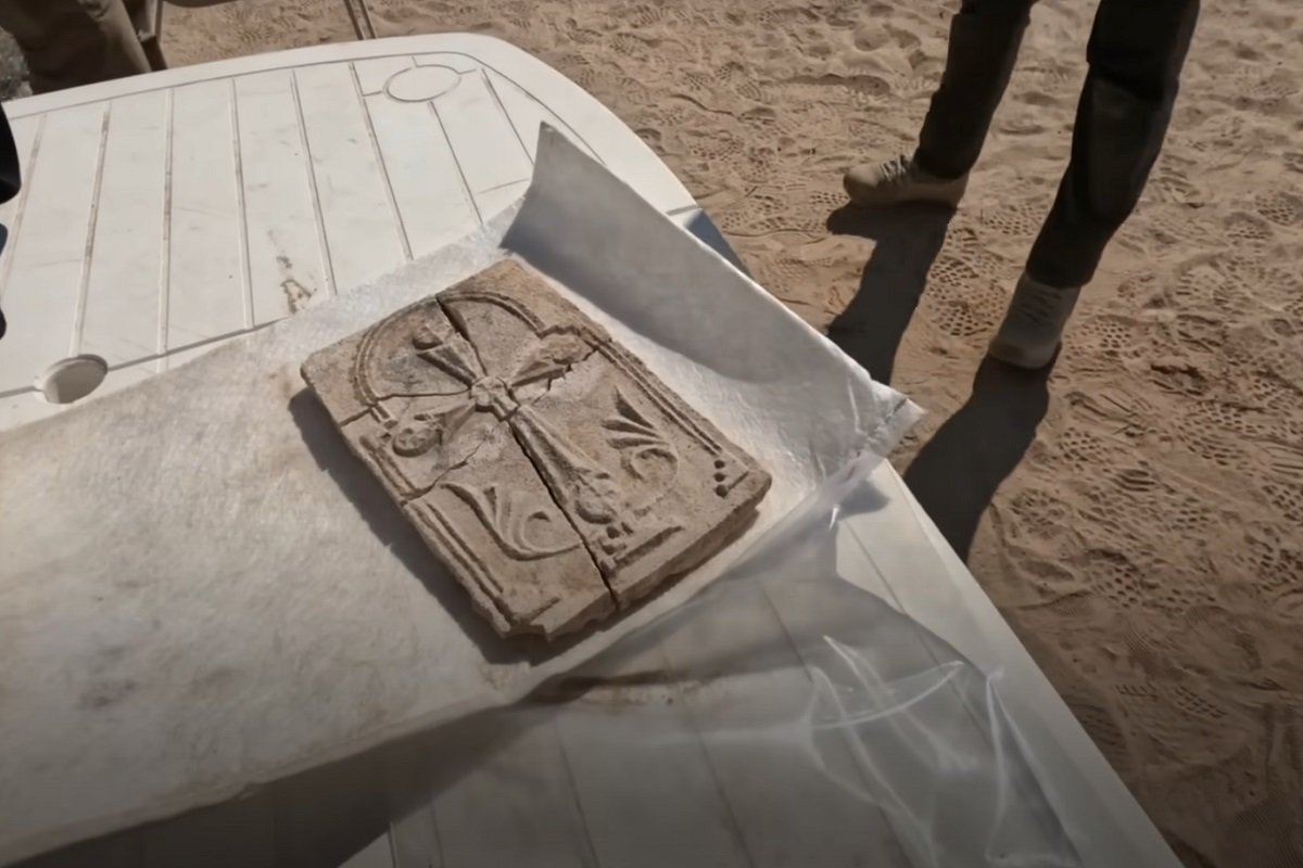 Arheolozi otkrili hrišćanski krst u Abu Dabiju (VIDEO)
