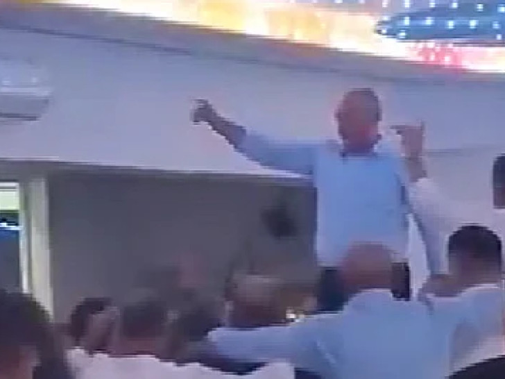 Helez o snimku na kojem pjeva Tompsonovu pjesmu: