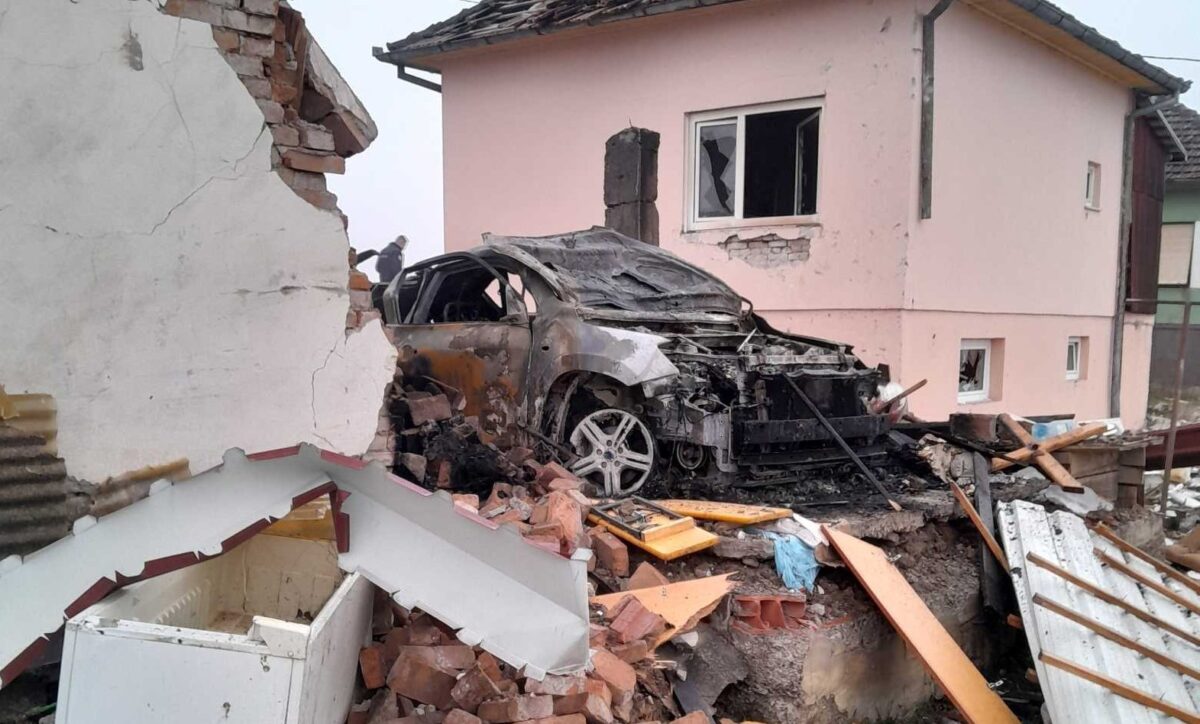 Snažna eksplozija: Raznesena garaža, oštećeni kuća i auto u Derventi (FOTO)