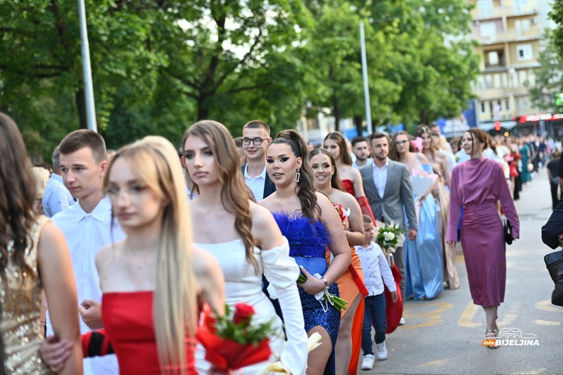 Maturanti Poljoprivredne i medicinske škole Bijeljina zakoračili u novi životni period (FOTO, VIDEO)