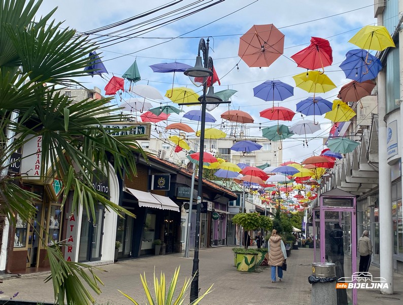 Ulica kišobrana u Bijeljini postala ruglo: 