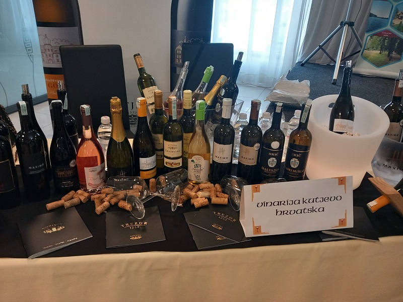 Otvoren „Regio wine trails festival“ – Bijeljinci uživaju u vrhunskim vinima (FOTO)