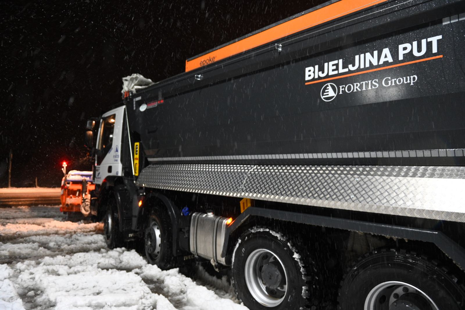 Ekipa portala InfoBijeljina na putu Bijeljina - Brčko: Kako izgleda posao vozača zimske službe?