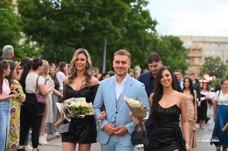Maturanti Poljoprivredne i medicinske škole Bijeljina zablistali gradskim ulicama (FOTO)
