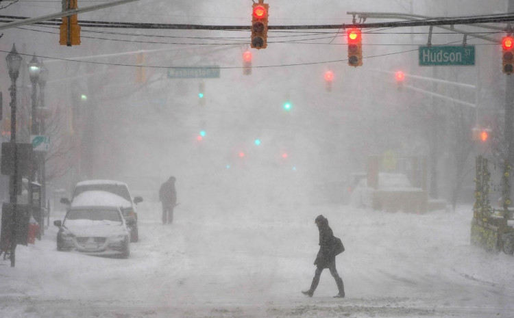 Snježne oluje u SAD, desetine hiljada potrošača bez struje