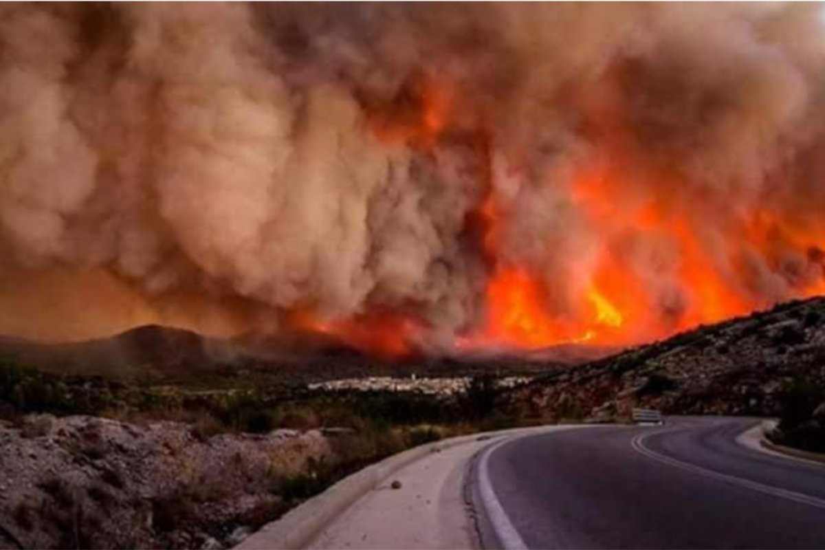 Požar u Grčkoj van kontrole, poslato hitno upozorenje
