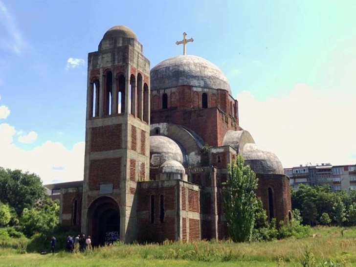 Oskrnavljena kapela na pravoslavnom groblju u Prištini