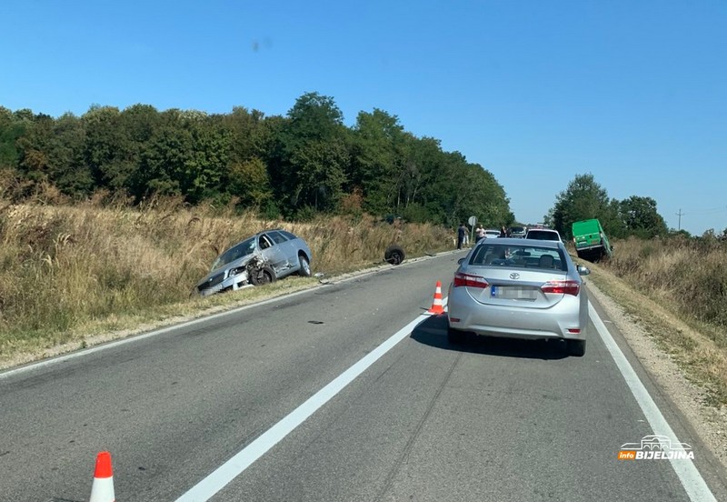 Udes kod Bijeljine, kombi i automobil u kanalu (FOTO)