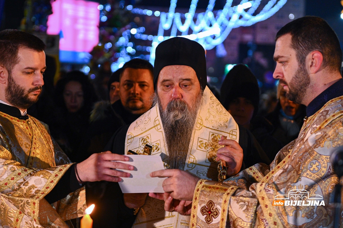 PROSLAVLJENO BADNJE VEČE U BIJELJINI Tradicionalno paljenje badnjaka (FOTO)