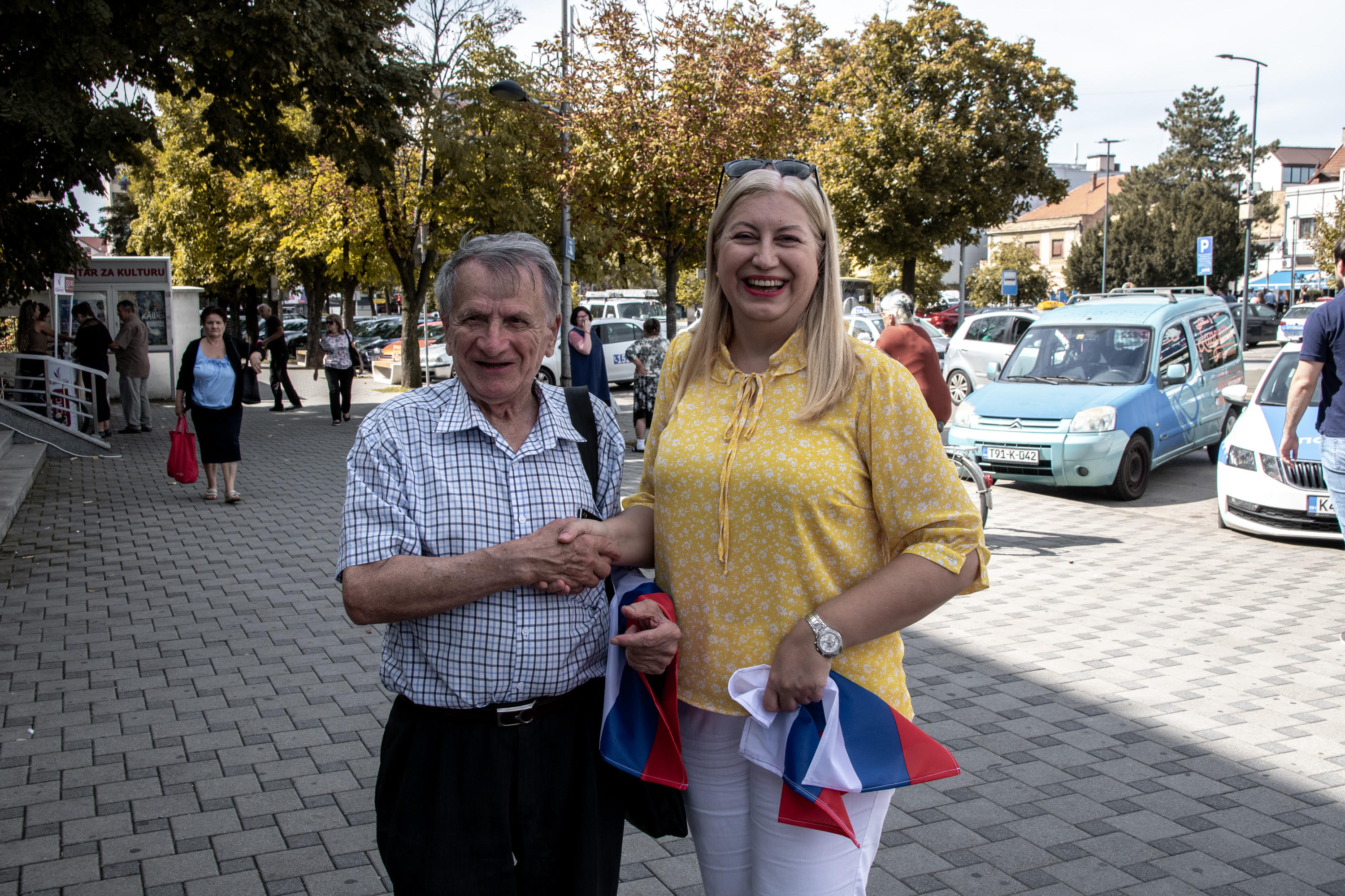 Kandidati SNSD-a dijelili zastave Republike Srpske i Republike Srbije građanima Bijeljine