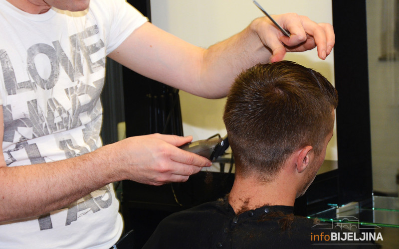 Muško šišanje 15 KM: I frizeri POČELI DA DERU do gole kože