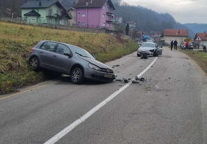 Dvije osobe povrijeđene u saobraćajnoj nesreći: Dijelovi automobila razbacani po putu (FOTO)