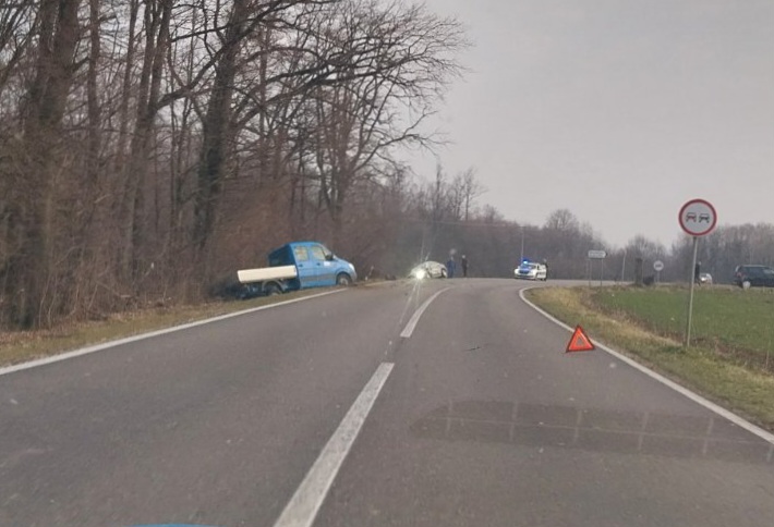 Udes kod Bijeljine, dva vozila završila pored puta