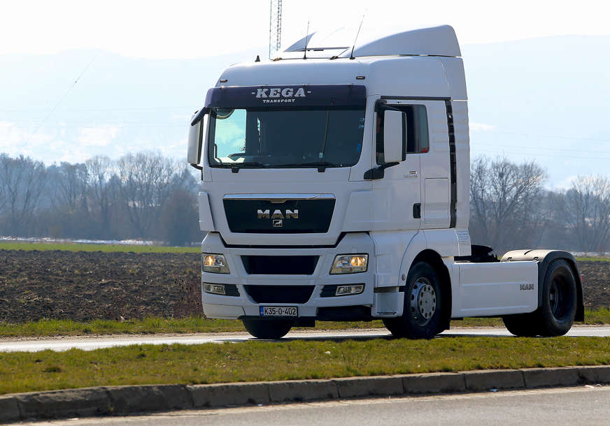 PREVOZNICI U SRPSKOJ PARKIRALI KAMIONE Ne voze robu i ne toče gorivo