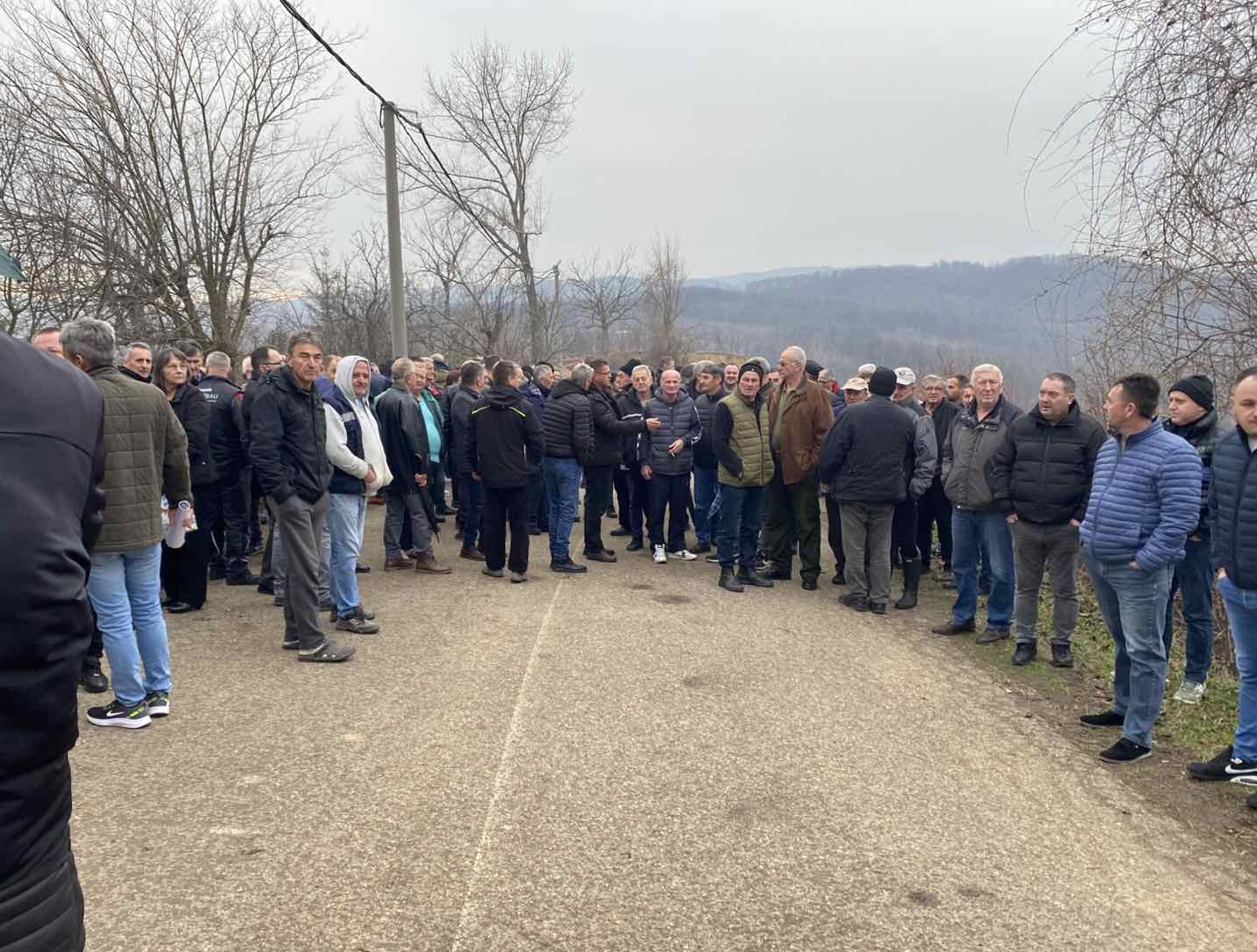 Protest mještana Starog Ugljevika: “Radovi rudnika nam ugrožavaju život” (FOTO)