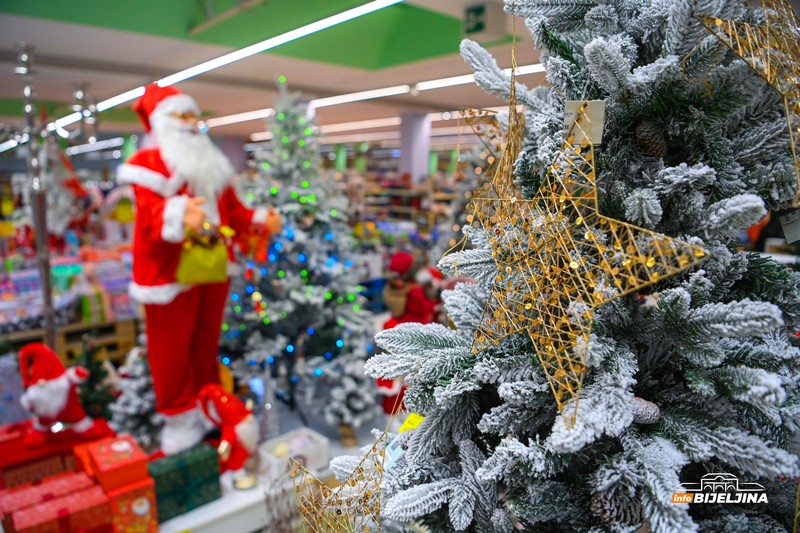 Bijeljinci se spremaju za novogodišnje praznike: U prodaji i jelka od 270 cm (FOTO)